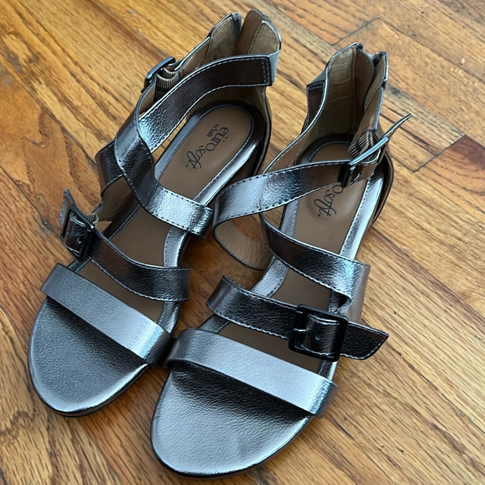 Euro soft sandal in gold color. Wore 1 time. Perfect used condition.